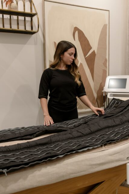 NOVAPRESS trabaja con un pantalón que cubre tronco inferior y activa la circulación, moviliza la linfa y drena líquidos y toxinas de forma natural.

Pide cita 608 900 350 🤍 te esperamos.

#centroestetico #cuidadopersonal #laspalmasdegrancanaria