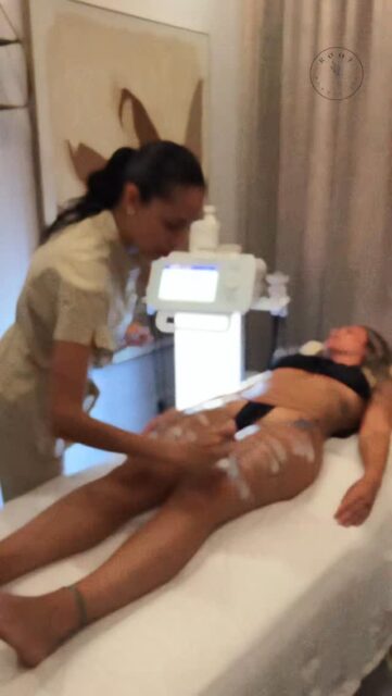 Si quieres llegar al verano con la piel firme y tonificada, este es el momento de empezar. ☀️

La radiofrecuencia corporal HERA actúa en profundidad sobre los tejidos generando calor controlado que reactiva la producción natural de colágeno y elastina. 
El resultado es una piel que se reafirma, se tonifica y mejora su textura de forma progresiva y real.

Los beneficios concretos que nota tu cuerpo con cada sesión son estos. La celulitis se reduce visiblemente porque la radiofrecuencia rompe los nódulos de grasa y mejora la circulación en los tejidos. La flacidez disminuye porque los tejidos recuperan densidad y tensión desde dentro. Las estrías y cicatrices mejoran su apariencia porque se estimula la regeneración celular en la zona. 

La piel gana firmeza y suavidad en abdomen, glúteos, muslos y brazos. Y la circulación local mejora, lo que ayuda también a reducir la retención de líquidos en las zonas tratadas. 

Los resultados puedes verlos desde la primera sesión ✨
En las primeras dos sesiones la piel empieza a responder, se nota más caliente y reactiva al tratamiento. 

Entre la tercera y la quinta sesión los resultados empiezan a ser visibles, la piel se ve más firme y la textura mejora notablemente. A partir de la sexta sesión los cambios son claros y duraderos, el contorno se define y la celulitis se reduce de forma significativa. 

El protocolo habitual es una sesión por semana durante seis a ocho semanas, seguido de sesiones de mantenimiento mensual para conservar los resultados.

Si empiezas ahora tienes tiempo de completar el protocolo completo antes de que llegue el verano. 🤍

Escríbenos y diseñamos el plan que tiene sentido para tu cuerpo y tus objetivos.

📍 C/ Alemania 78, Las Palmas de GC
📞 608 900 350 · Lun–Vie 11:00–19:00
👉 Reserva en el enlace de la bio