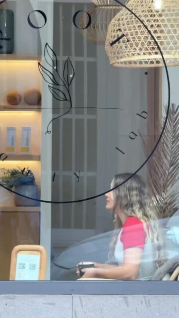 Esto es lo que pasa cuando te das la oportunidad de cuidarte y dejarte mimar. 🤍
Cada clienta que entra por primera vez a Root Beauty Lab sale con una sensación que es difícil de explicar con palabras.
No es solo lo que le pasa a su piel o a su cuerpo.
Es lo que siente cuando alguien le dedica tiempo real, la escucha y diseña una sesión pensada únicamente para ella.

Y hoy queremos que tú también lo vivas con nuestra oferta...

SOS VERANO ☀️

Las primeras 9 personas que nos escriban por mensaje directo acceden a su primera sesión con un 50% de descuento.
Sin condiciones.
Solo queremos que lo pruebes y lo sientas por ti misma. 🌿

Escríbenos ahora y te reservamos tu lugar antes de que se agoten.

📍 C/ Alemania 78, Las Palmas de GC
📞 608 900 350 · Lun–Vie 11:00–19:00
👉 Reserva en el enlace de la bio 🤍