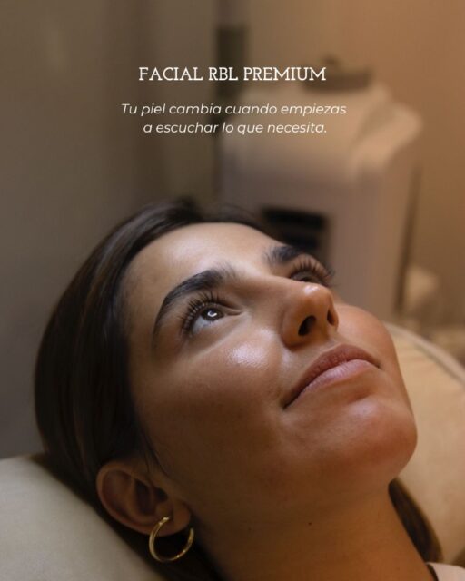 Tu piel guarda todo lo que vives.
El estrés, el ritmo, las horas de sueño, el sol de Canarias.
Y llega un momento en que una crema no es suficiente para recuperar lo que ha perdido. 🤍

El Facial RBL Premium son 90 minutos donde evaluamos tu piel antes de tocarla, entendemos qué está necesitando y construimos la sesión desde ahí.

Limpieza profunda con extractos botánicos, activación del colágeno, radiofrecuencia facial para recuperar firmeza y definición, drenaje facial para liberar la tensión acumulada en mandíbula, cuello y cuero cabelludo, y técnicas manuales con cosmética The Lab Room Botanical Cosmetics. 🌿

El resultado es concreto: piel más luminosa, tono más uniforme, textura mejorada, óvalo más definido y esa sensación de haber parado de verdad.

Porque cuidarte no debería sentirse como una obligación.
Debería sentirse como volver a ti.

Escríbenos por mensaje directo y reserva tu cita de valoración personalizada. 🤍

📍 C/ Alemania 78, Las Palmas de GC
📞 608 900 350 · Lun–Vie 11:00–19:00
👉 Reserva en el enlace de la bio