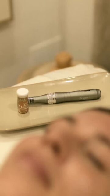 ¿Tu piel ha perdido luminosidad, firmeza o tiene manchas que no terminan de mejorar con ninguna crema? 🤍
Los exosomas son la tecnología más avanzada en regeneración cutánea que existe hoy en estética.
Son vesículas extracelulares que actúan como mensajeros entre las células, transportando la información necesaria para que tu piel active sus propios mecanismos de reparación y regeneración.
No trabajan sobre la superficie.
Trabajan desde dentro, a nivel celular, donde ninguna crema llega.

En Root Beauty Lab los combinamos con Microneedling para potenciar al máximo su absorción.
Durante la sesión penetramos activos como ácido hialurónico, vitaminas revitalizantes y despigmentantes en las capas más profundas de la piel, estimulando simultáneamente la producción natural de colágeno.

El resultado es progresivo y acumulativo: piel más lisa y uniforme, manchas visiblemente reducidas, textura mejorada, mayor firmeza y densidad, y esa luminosidad natural que el tiempo y el sol van apagando. 

Es el tratamiento ideal si buscas prevenir los signos de envejecimiento antes de que se asienten, recuperar la calidad de tu piel después del verano, tratar manchas o cicatrices de forma real y duradera, o simplemente llevar tu piel al siguiente nivel.

Si quieres saber si los exosomas son el tratamiento que necesitas en este momento, escríbenos por mensaje directo.

Te hacemos una valoración personalizada y te explicamos exactamente qué esperar. 🤍

Te esperamos en:
📍 C/ Alemania 78, Las Palmas de GC
📞 608 900 350 · Lun–Vie 11:00–19:00
👉 Reserva en el enlace de la bio