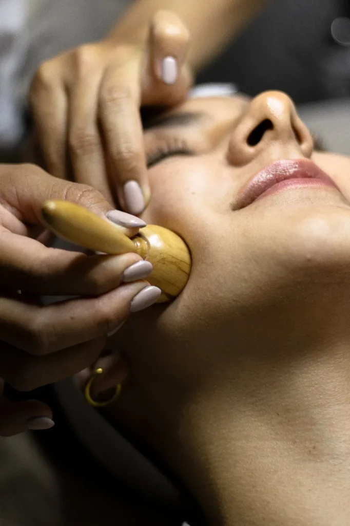 Tratamiento facial con herramientas