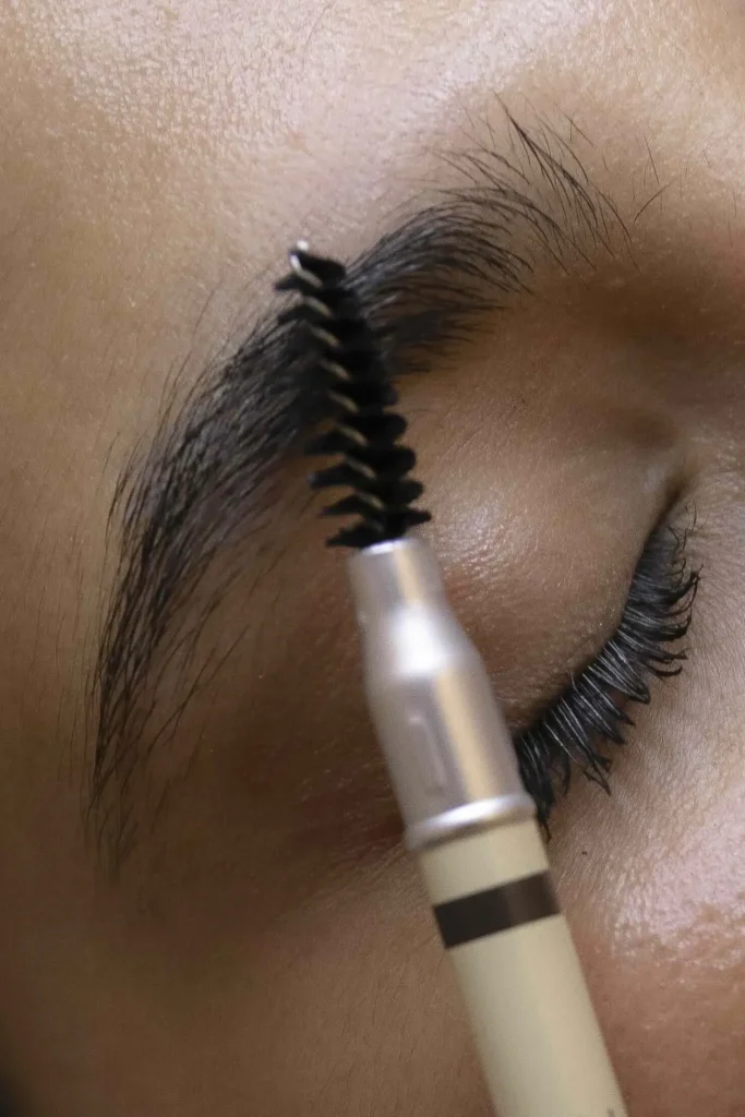 Depilación y maquillaje de cejas