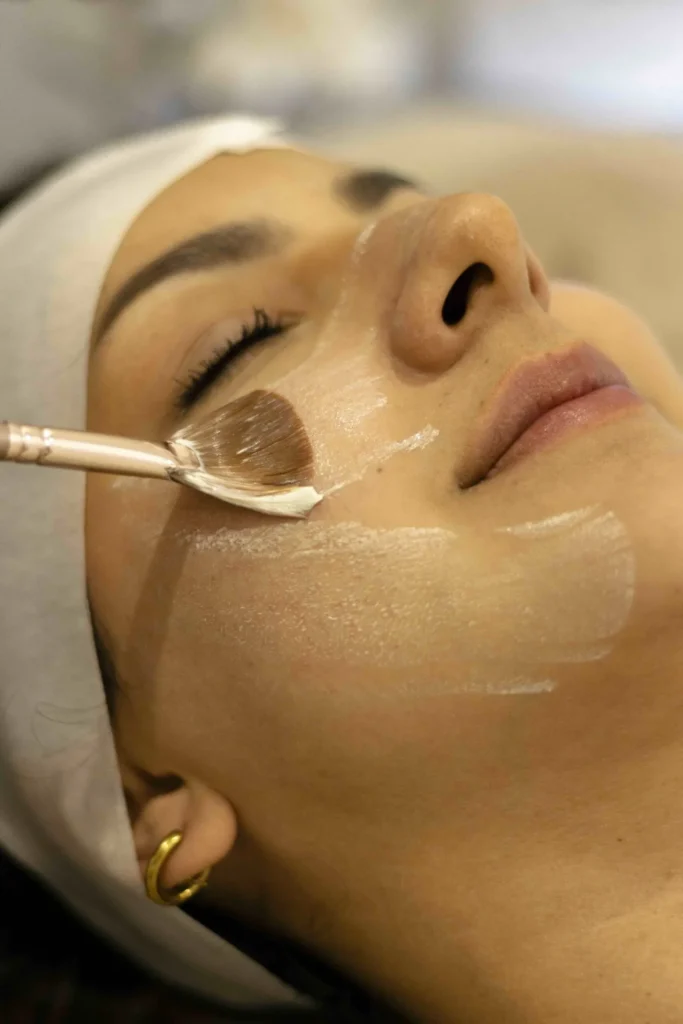 Aplicación de mascarilla natural en el rostro