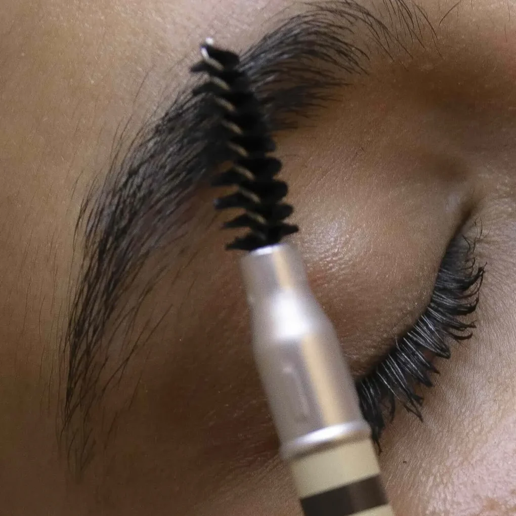Depilación y maquillaje de cejas