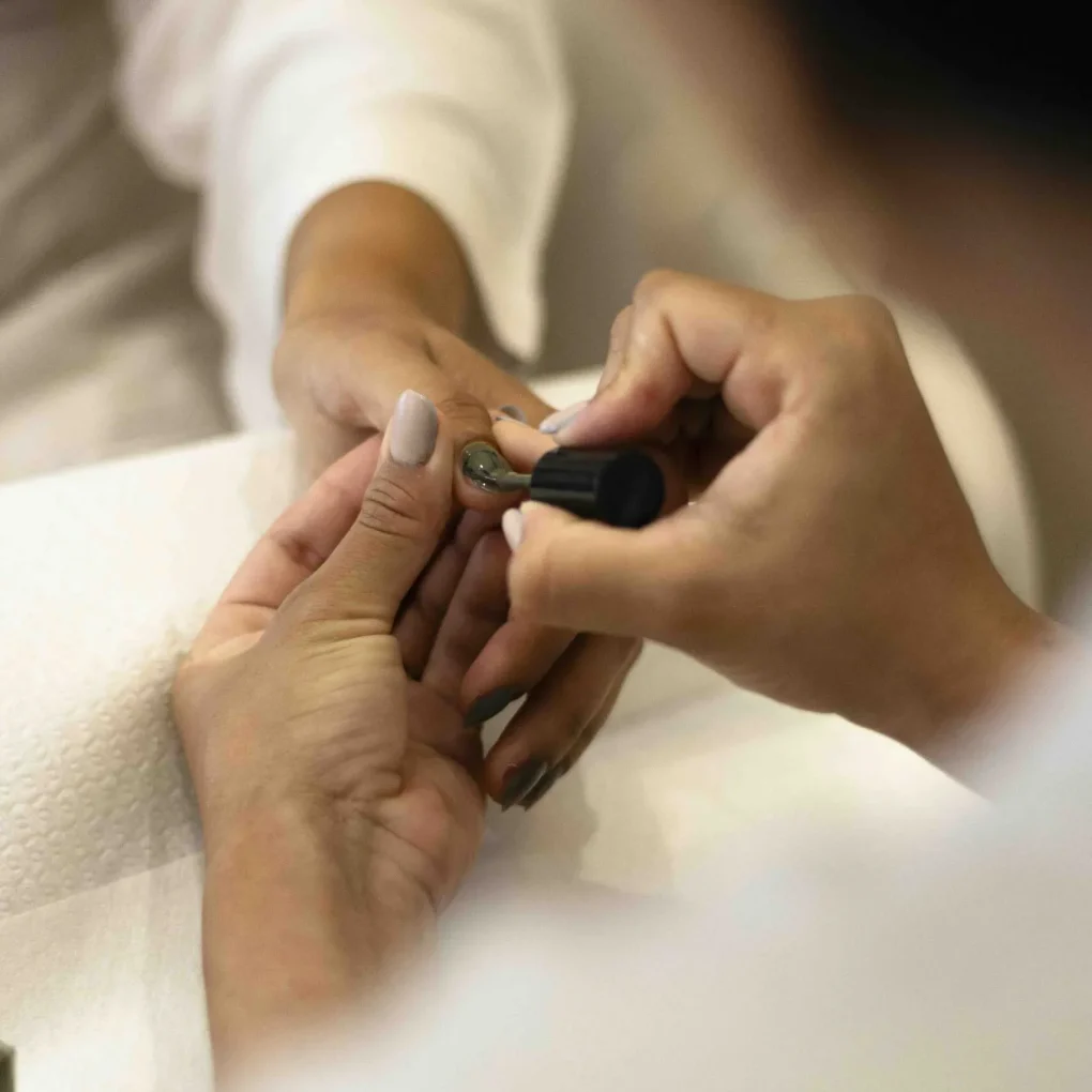 Manicura con materiales naturales